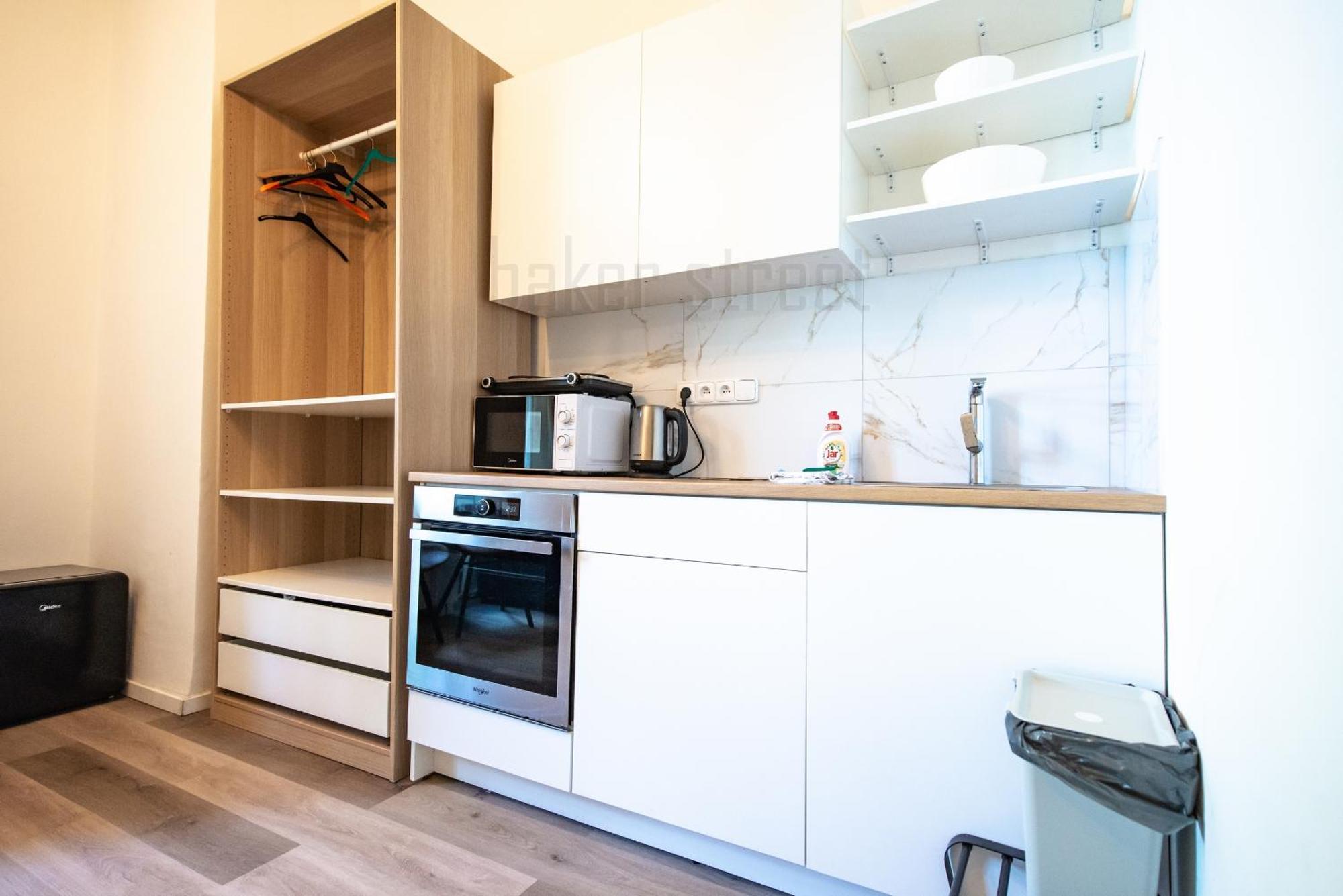 Storey Close To Metro Palmovka * Praag